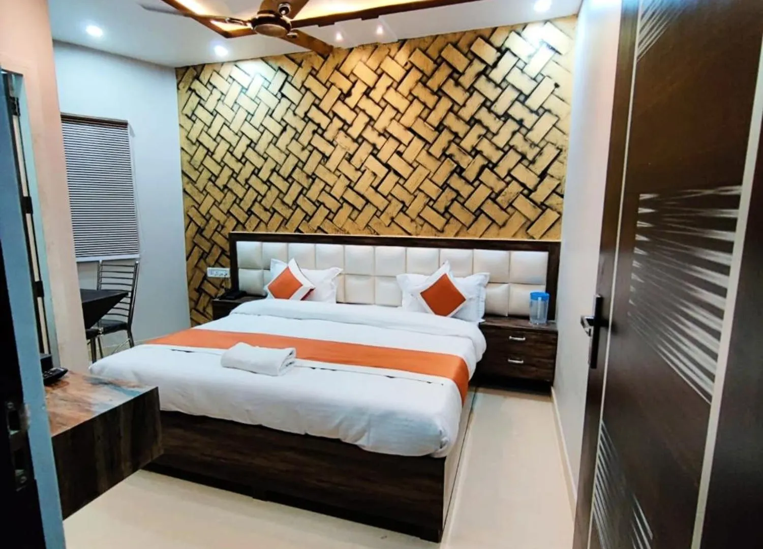 Varanasi Hotel Kashi Heaven Premium Near Baba Vishwanath Temple & Ganga Ghat - Spacious Spotless Rooms With Wi-Fi Facility - #Parking And Excellent Customer Service - Best Seller Hotel In Varanasi - Book Now ホームステイ